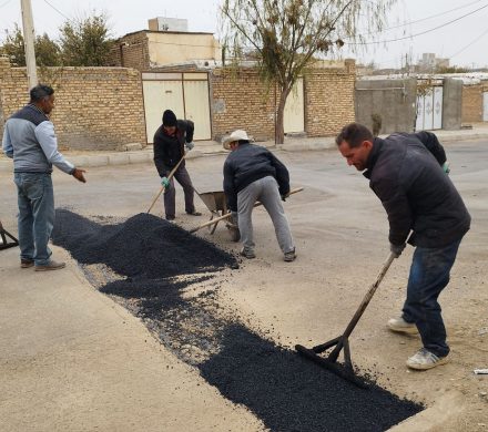 لکه گیری معابر شهری توسط واحدخدمات شهری شهرداری زرین آباد