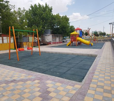 بهسازی پارک حاشیه امام خمینی ( ره ) توسط واحد عمرانی شهرداری زرین آباد