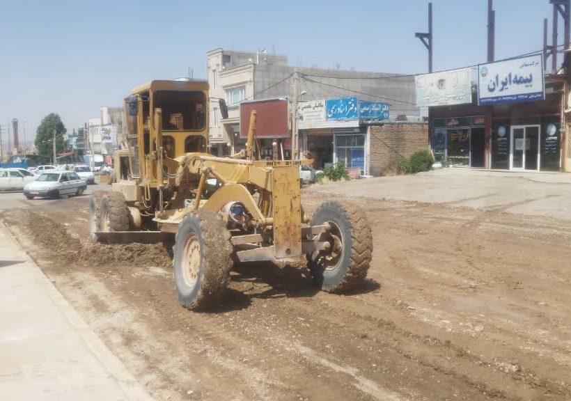 اصلاح و آسفالت ریزی کندرو های خیابان امام (ره)